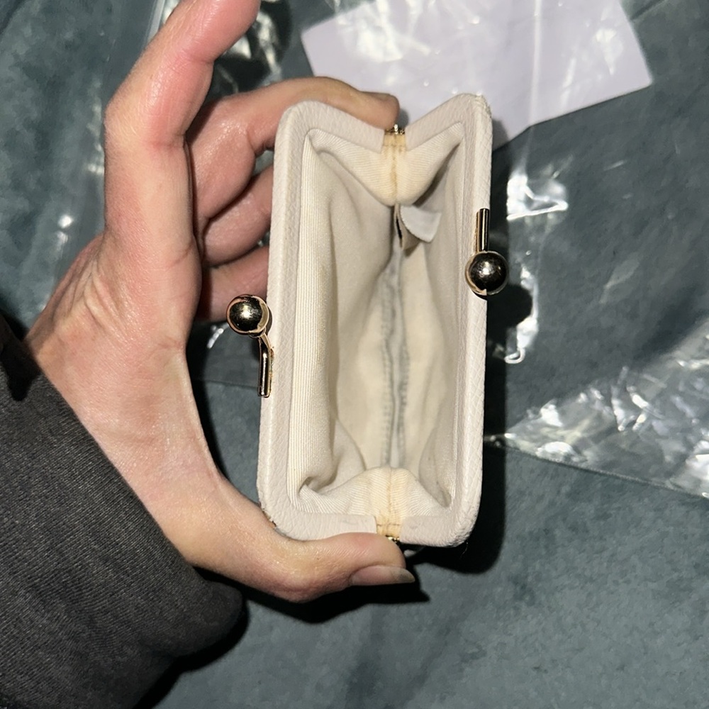 Coach white pebbled leather kisslock coin purse with bow gold hardware damaged - Picture 3 of 6